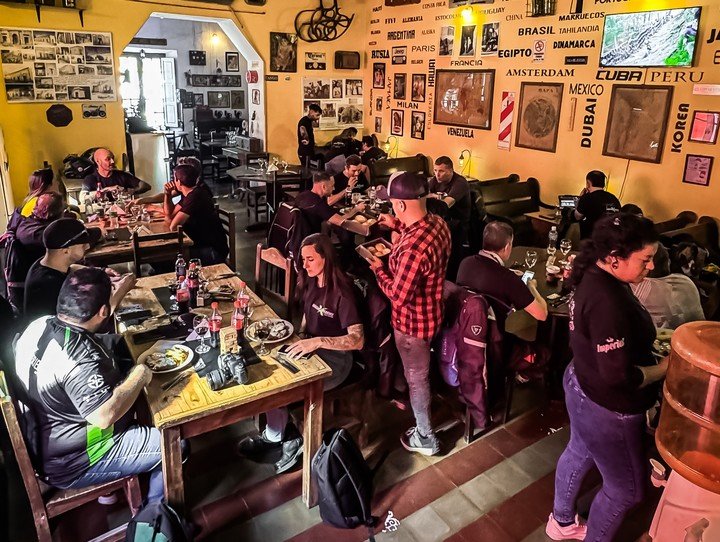 El almuerzo, un alto en el camino para reponer fuerzas y estrechar lazos.