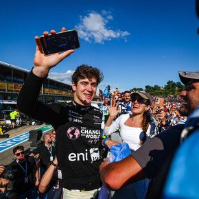 Locura por Franco Colapinto en Imola: autógrafos, cantitos y banderas argentinas