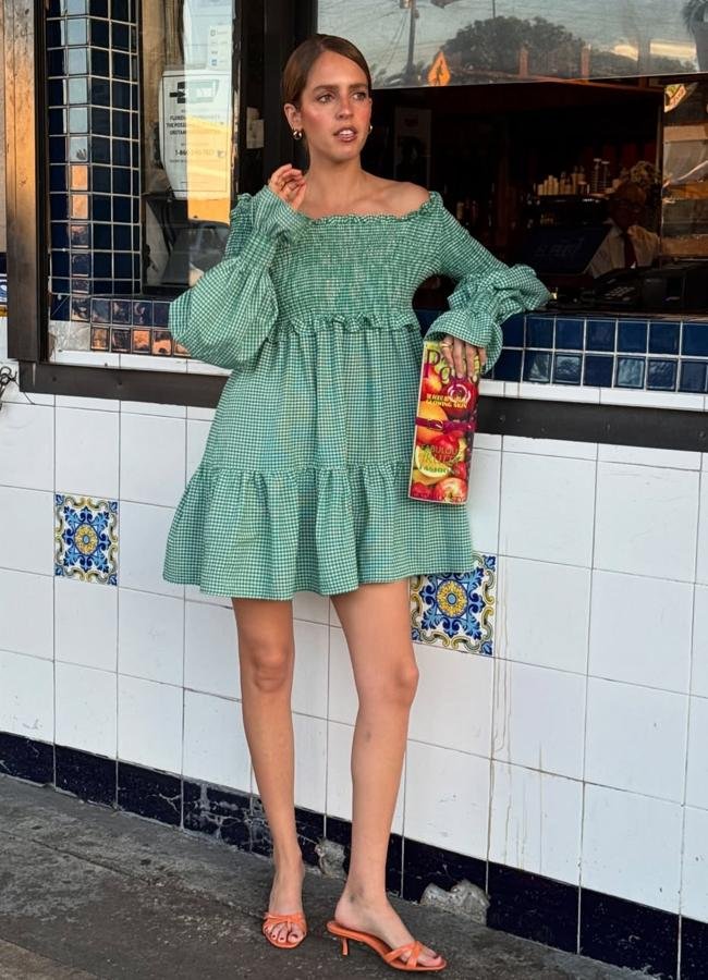 Andi Washington con vestido con estampado de cuadros/@andiwashington__