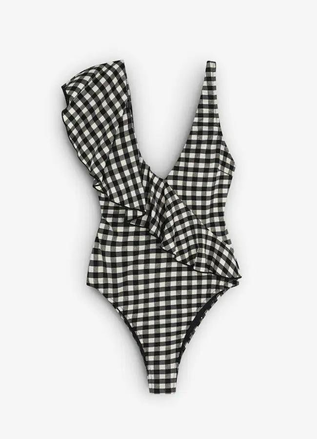 Bañador de mujer con estampado vichy y volante de Scalpers (64,90€)