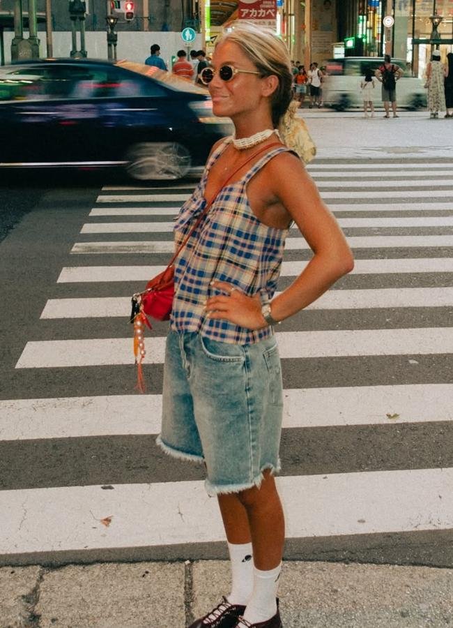 Caetana Botelho con blusa de cuadros/ @caetanaba