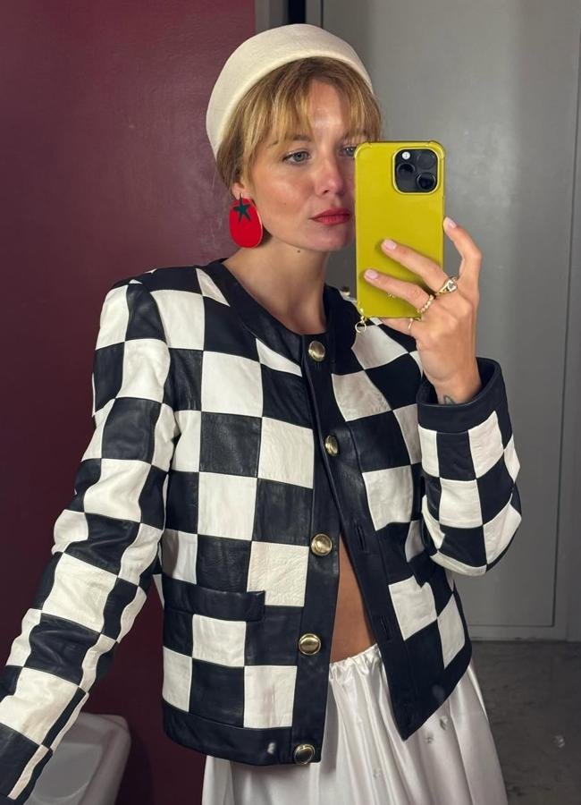 Maafalda Patricio con chaqueta de cuadros/@mafaldapatricio