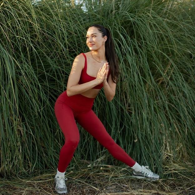 Mujer haciendo ejercicio al aire libre. 