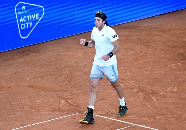 Así festejó Tomás Etcheverry su pase a las semifinales de Hamburgo. (REUTERS/Fabian Bimmer)
