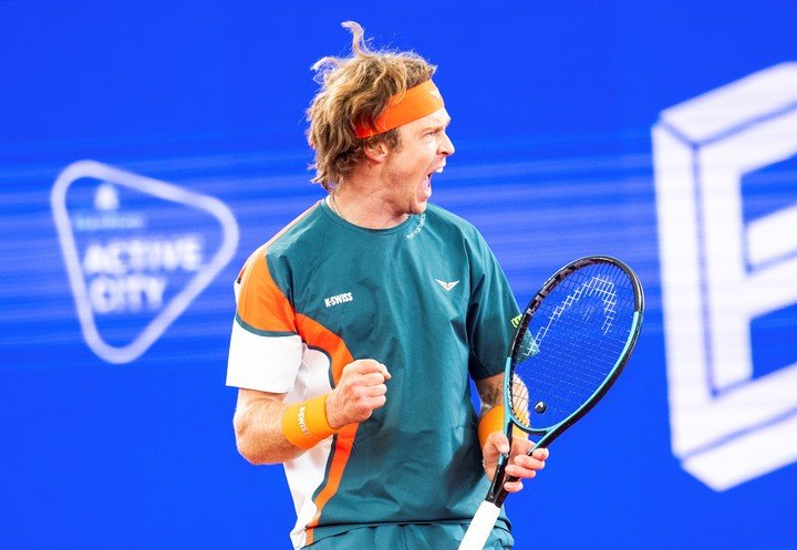 Andrey Rublev festejó así su triungo ante el italiano Dardieri en los cuartos de Hamburgo.
(Daniel Bockwoldt/dpa via AP)