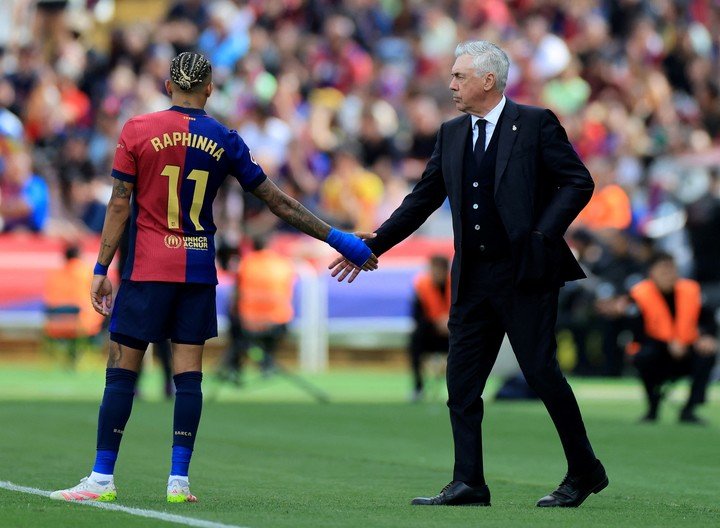 El saludo de Ancelotti a Raphinha. (Foto: REUTERS/Nacho Doce)