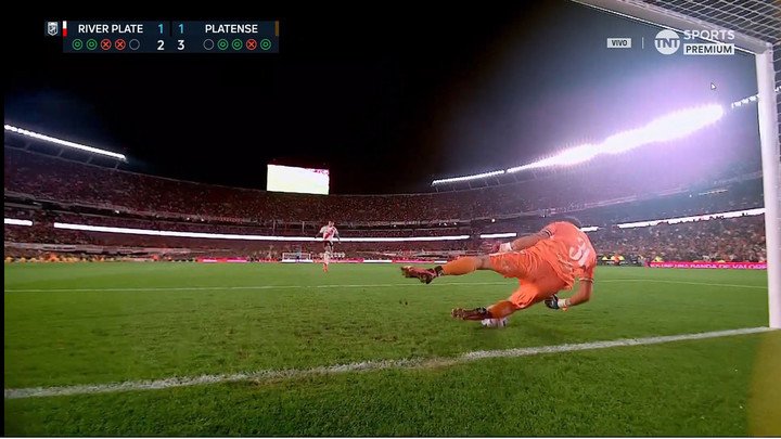 Cozzani le contuvo el penal a Driussi (Imagen TV).