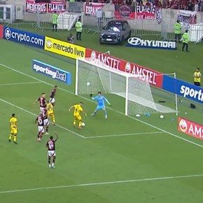Video: el atajadón de Rossi que valió la clasificación de Flamengo a octavos