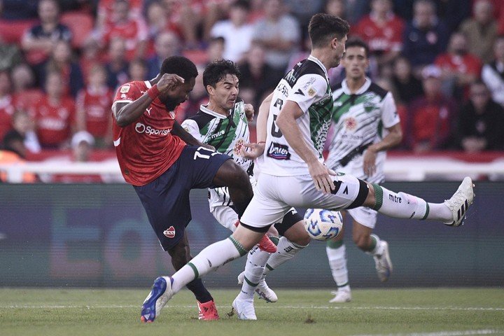 Álvaro Angulo remata en Independiente vs. San Martín de San Juan. (Foto: Prensa Independiente)