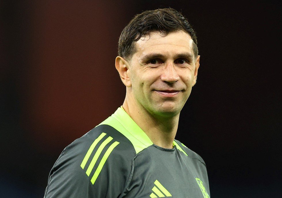 Martínez, emocionado en Villa Park (REUTER).