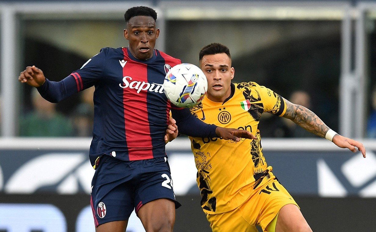 Lautaro Martínez con la camiseta amarilla del Inter. (FOTO: REUTERS).