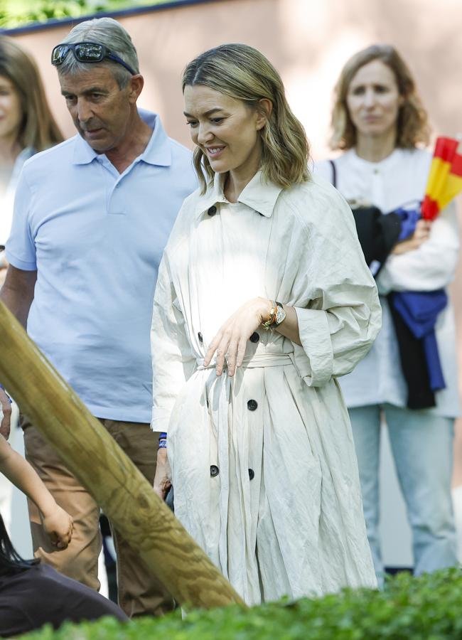 Marta Ortega con gabardina efecto arrugado. Foto: Gtres.
