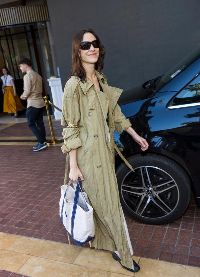 Alexa Chung con gabardina efecto arrugado de Mango. Foto: Getty /Arnold Jeroki.