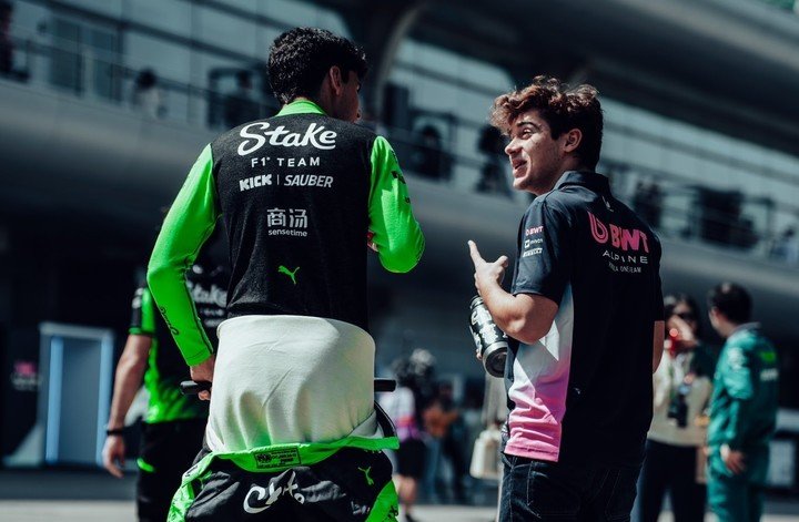 Franco Colapinto junto a Gabriel Bortoleto en el GP de China. (@stakef1team_ks)