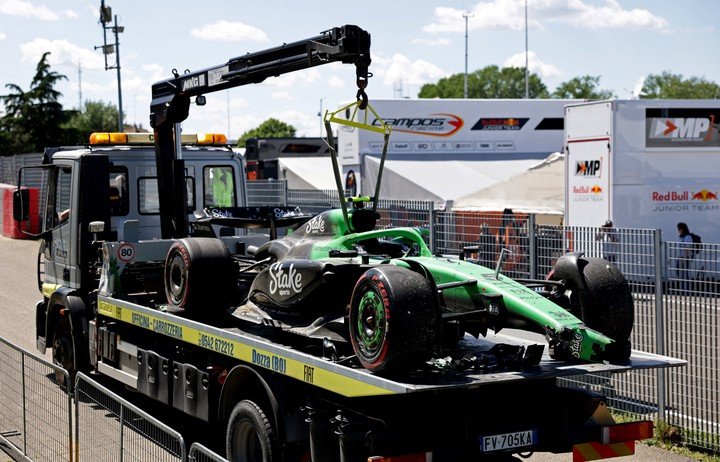 El Sauber de Bortoleto, remolcado tras su accidente en Imola. (REUTERS/Jakub Porzycki)