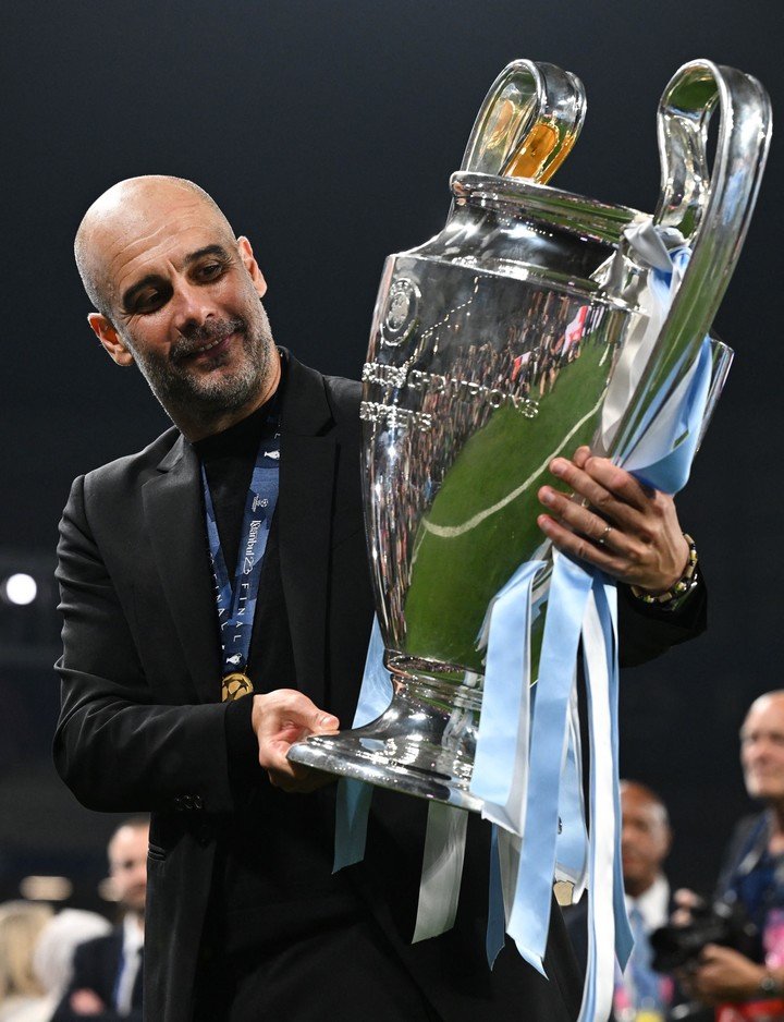Guardiola y el trofeo de la Champions. (AFP)