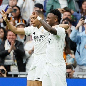 Con sufrimiento y doblete de Mbappé, Real Madrid le ganó 3-2 a Celta y quedó a cuatro puntos del Barcelona, su próximo rival