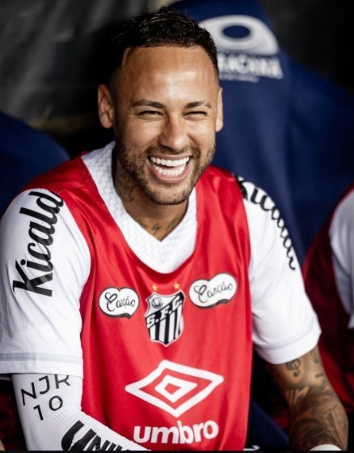 Neymar en el banco ante CRB, en Maceio, esperando volver con la selección.