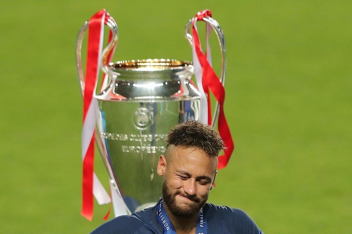 Neymar y el trofeo de la Champions. (AFP)