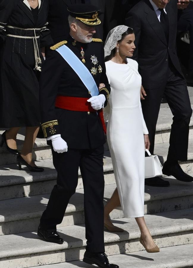 La reina Letizia completó el look con salones marrones. / GETTY