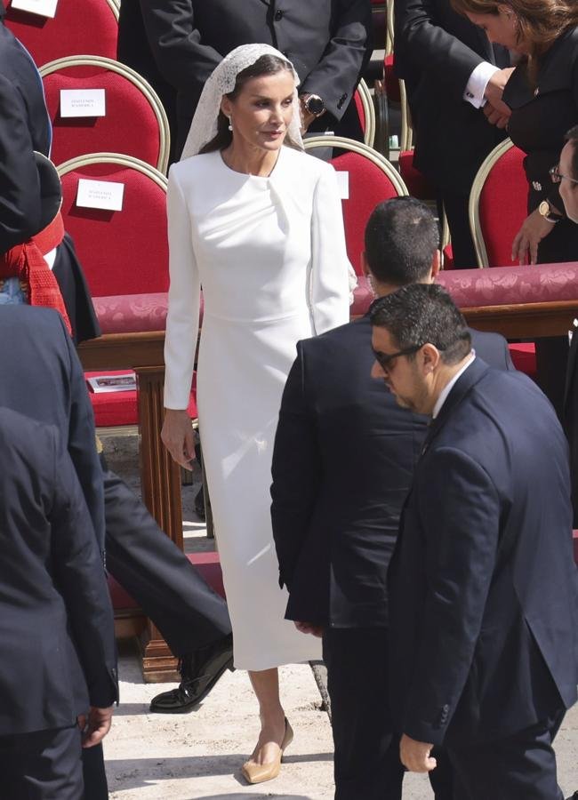 La reina Letizia con un vestido blanco de Redondo Brand. / GTRES