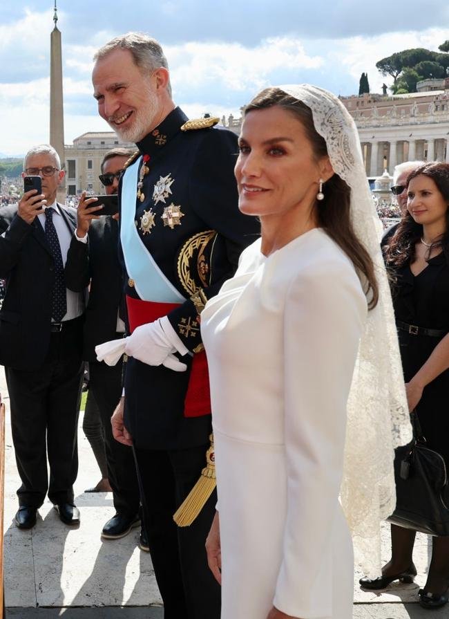 La reina Letizia usó mantilla y pendientes de perlas y diamantes. / LIMITED PICTURES