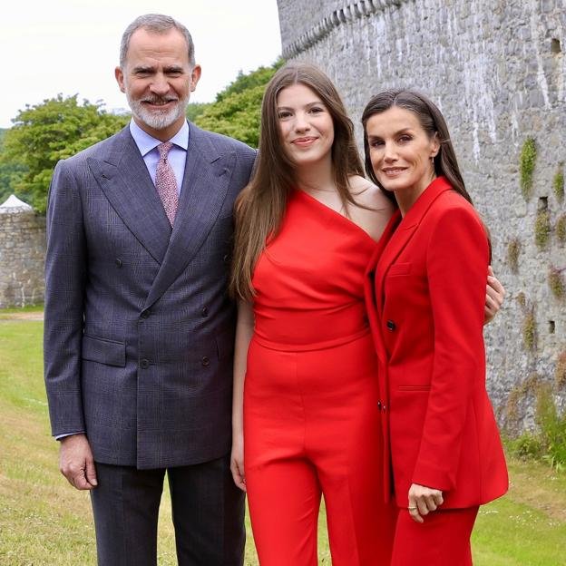 La reina Letizia y su look de invitada a la graduación de la infanta Sofía: traje rojo y cara de madre orgullosa