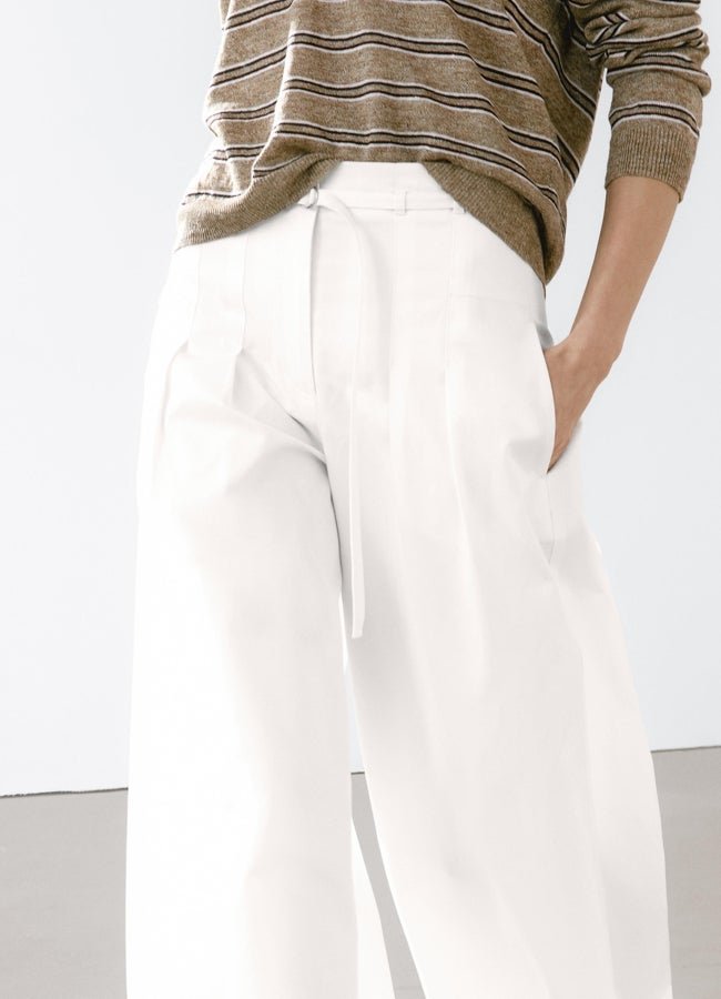 Pantalón blanco ancho de Massimo Dutti.