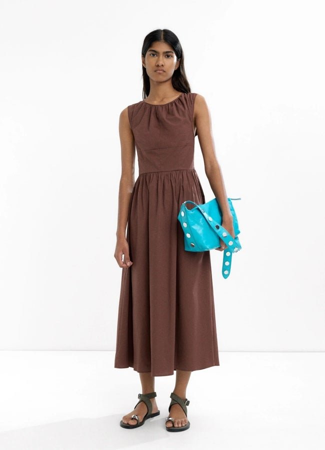 Vestido midi sin mangas de Parfois.