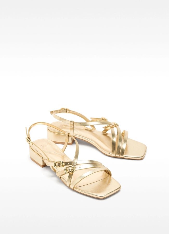 Sandalias doradas de tiras de Parfois.