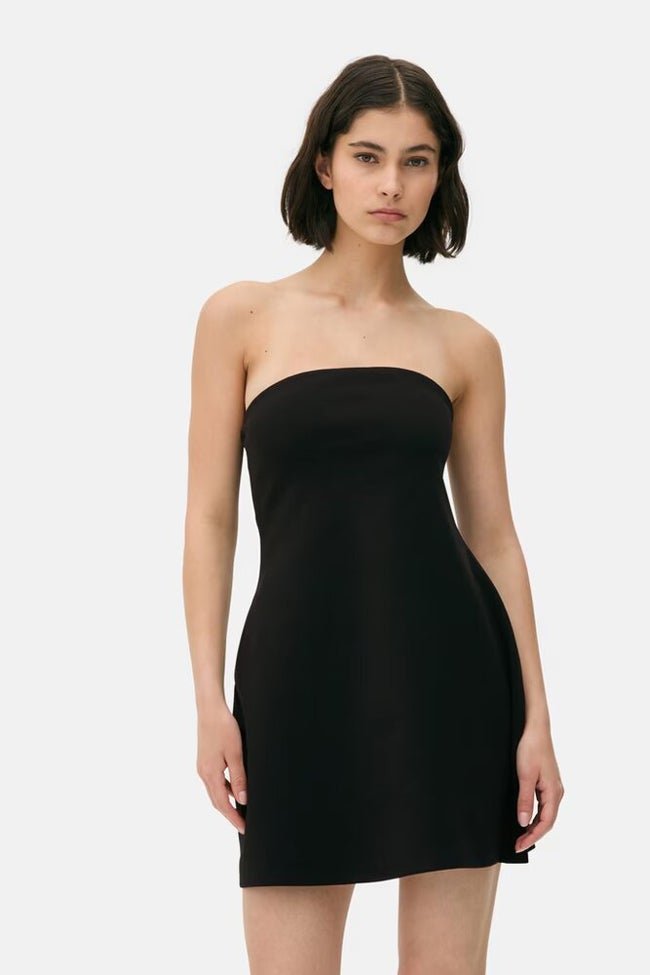 Vestido corto minimalista Primark.