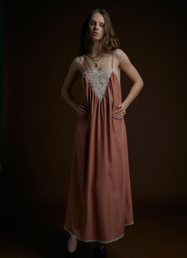 Vestido largo encaje Sfera.