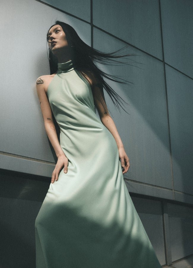 Vestido largo halter de Sfera.