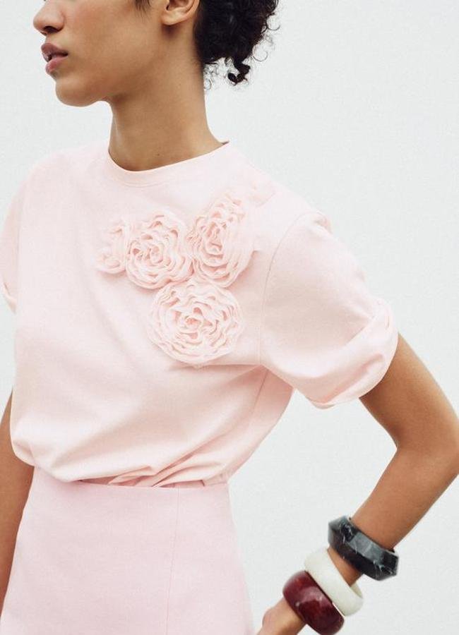 Camiseta con flores. 