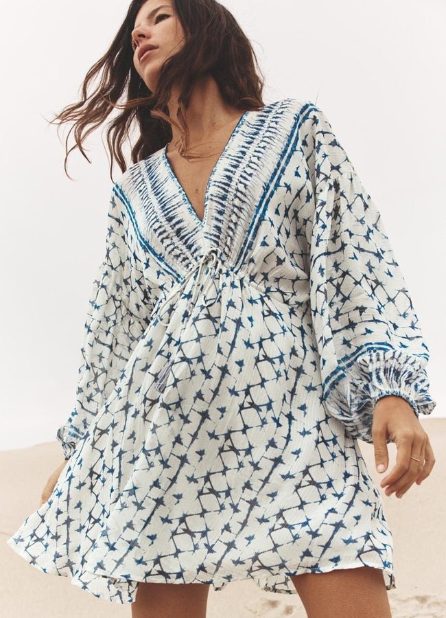 Vestido corto manga larga de Zara.