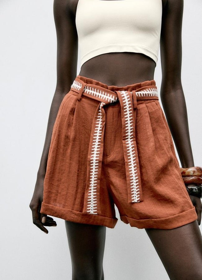 Bermudas con cinturón de Zara.