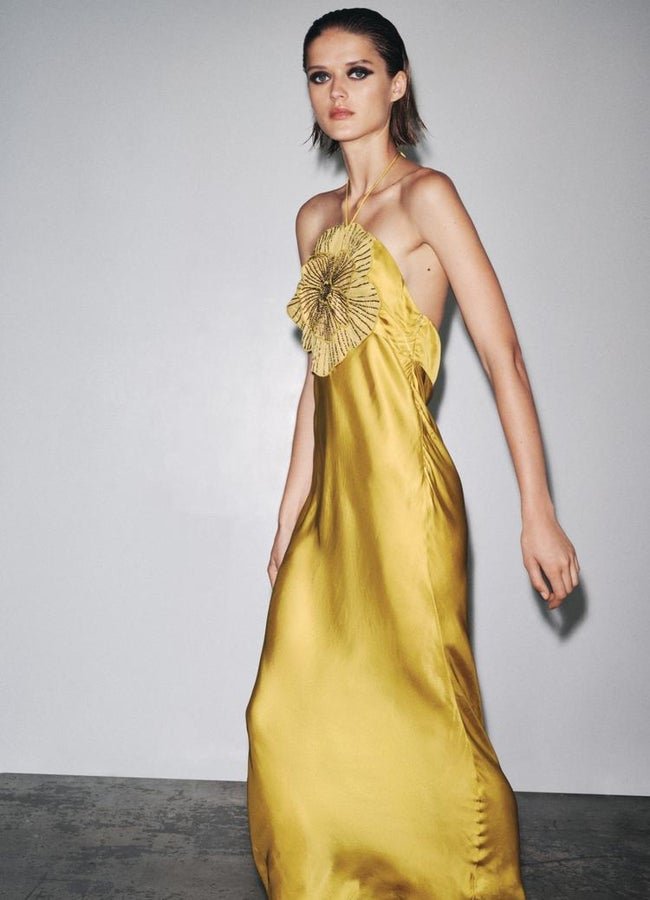 Vestido fiesta satinado de Zara.