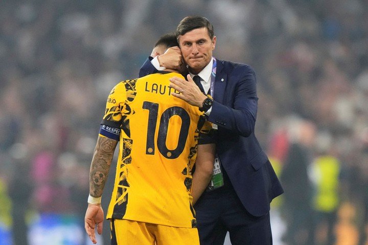 El abrazo de Zanetti a Lautaro Martínez. (AP Photo/Luca Bruno)