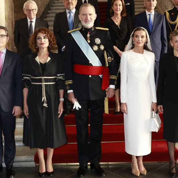 María Jesús Montero con los reyes Felipe VI y Letizia antes de la misa de incio del pontificado de León XIV