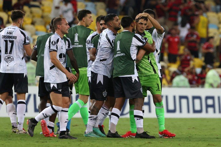Los jugadores de Central Córdoba tras la victoria ante Flamengo. (REUTERS/Sergio Moraes)