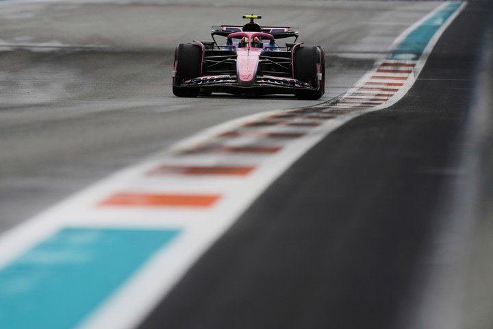 Jack Doohan en solitario. Anduvo lejos del pelotón. (AP Photo/Rebecca Blackwell)
