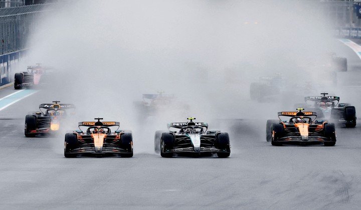Se corrió bajo una lluvia torrencial en Miami. En un momento dado se secó la pista. (REUTERS/Marco Bello)
