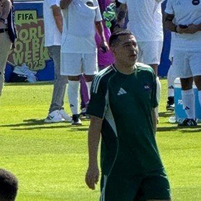 Mientras busca DT, Riquelme está en Paraguay y fue una de las atracciones de un partido de leyendas