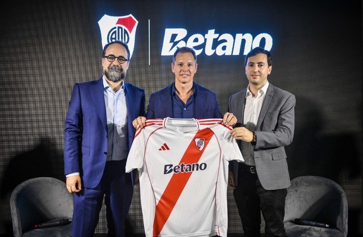 Julio Iglesias (Betano), Jorge Brito (presidente de River) y Stéfano Di Carlo (Secretario General), en la presentación (Prensa River).