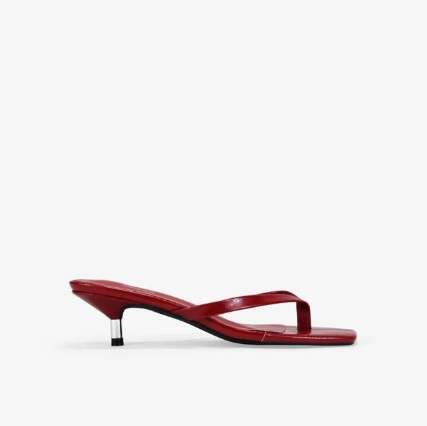 Sandalias de tacón rojas con tira de dedo (27,95€)