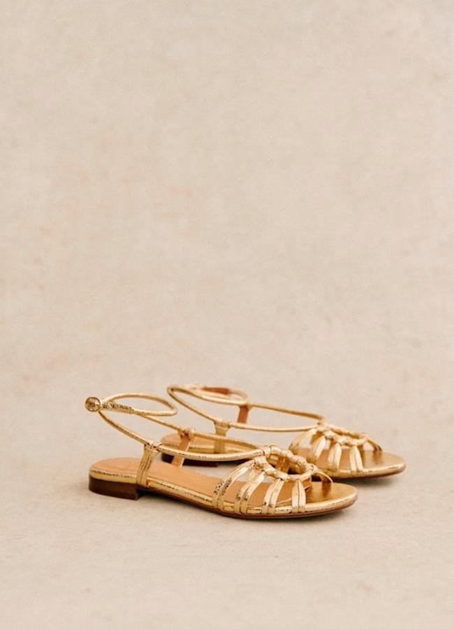 Sandalia plana trenzada en dorado de Sézane (160 euros).