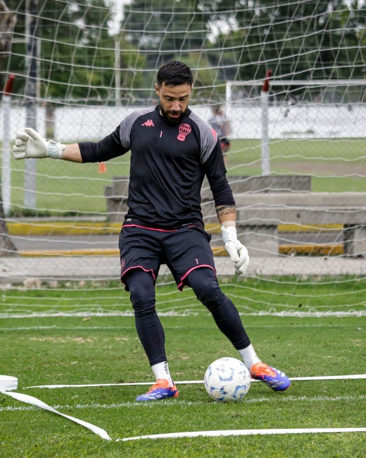 Galíndez le atajó el penal a Hidalgo y le dio la clasificación al Globo. (Sebastian Gueli/Prensa Huracán)