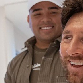 Video: quién es el peluquero que bromea con Messi 
