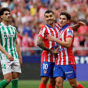 Con un gran tiro libre, el doblete de Julián Álvarez ante Betis