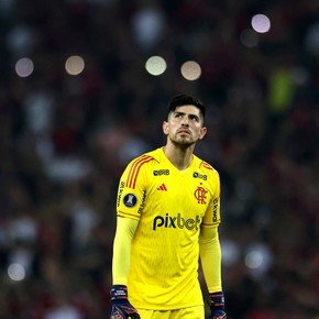 Intento de robo a los jugadores de Flamengo: balearon el auto de Agustín Rossi